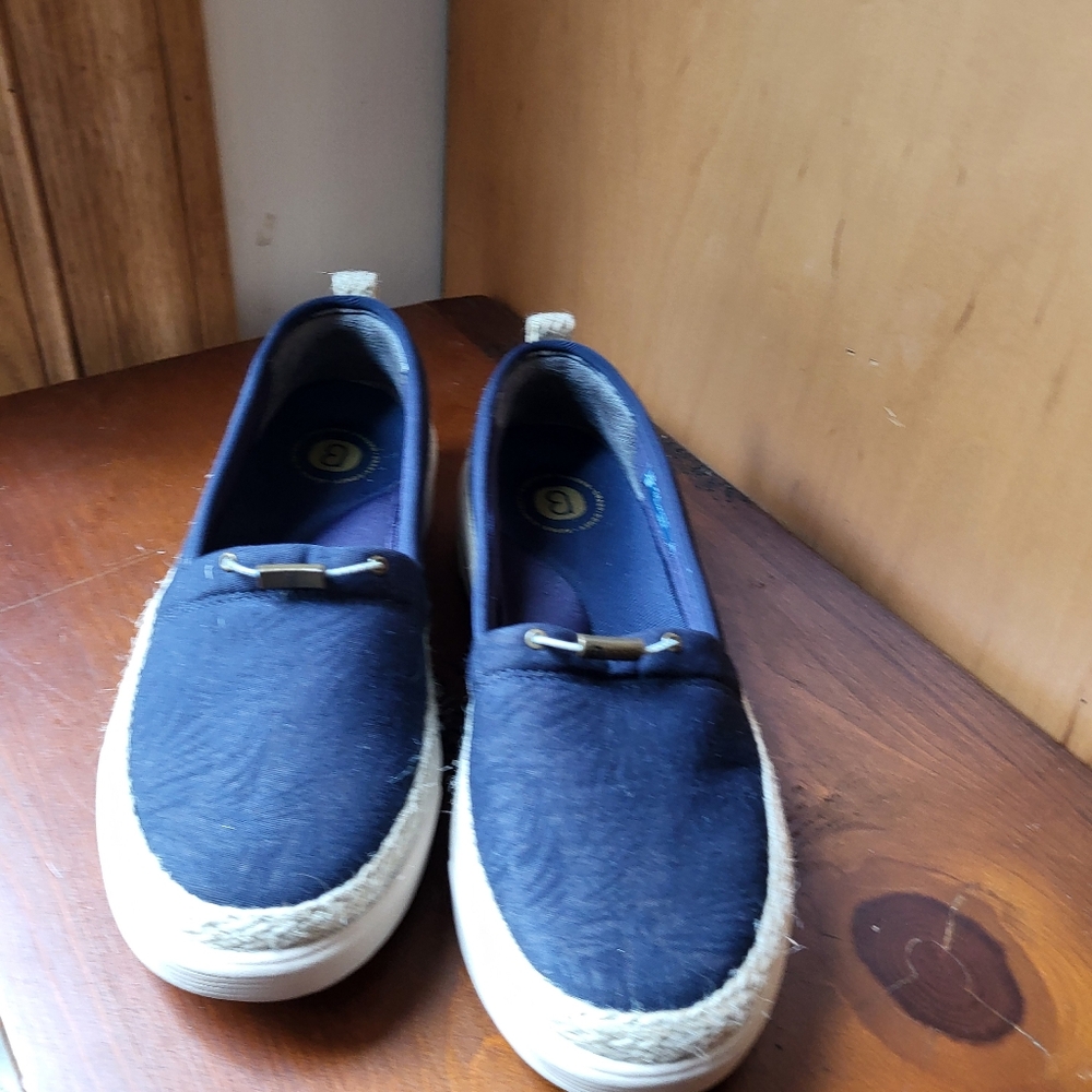 NEW BZees Slip on - Size 8